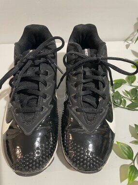 Nike Vapor Baseball Cleats Black&White Size 4Y Molded Rubber Sole Durable Design